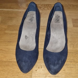 Marinblåa högklackar  - Marinblå högklackar bra skick 