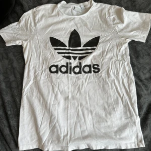 Adidas kläder - (Bild över) 1. Stl. M. Bra skick (50kr) 2. Stl. M. Bra skick (50kr) 3. Stl. S. Bra skick (50kr) 4. Stl. L. Bra skick (50kr) 5. Stl. 34. Använd skick (70kr) har ett litet hål