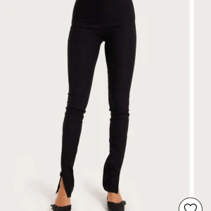 Svarta nelly byxor - Säljer mina svarta byxor med slits ifrån nelly, de är lite för långa för mig som är runt 163. Hann tyvär inte skicka tbx dom därav säljer jag de, byxorna är bara testade så de är som nya! Skriv för fler frågor 💛