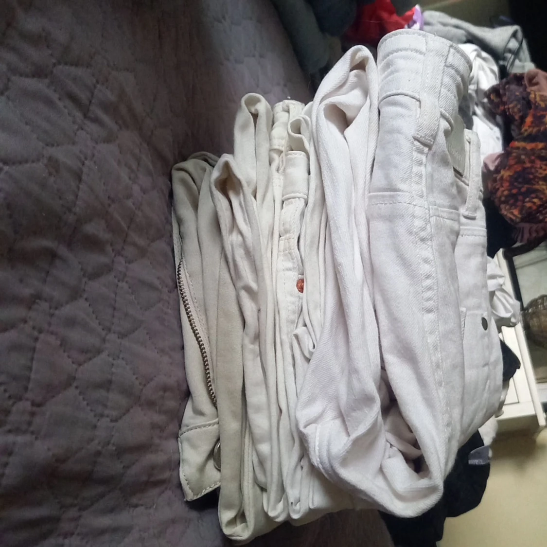 Blandad hög 400 kr storlekar xs s M  alla jeans tillsammans 380 kr srorlekar xs s  skor 20 kr sryck storlek 36 37 38