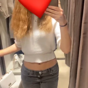 Söt stickad topp - Från zara, helt nyskick då den tyvärr inte alls kommit till användning. Pris kan diskuteras, hör av er för fler bilder❤️