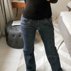 Straight jeans - Super söta raka jeans som är midwaist. Jeansen är i S men skulle pasas någon med M också. Skriv om ni har några frågor! 💕
