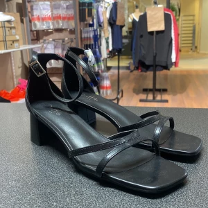 Nya svarta klackar - Helt nya, precis från kartong, från Duffy   Finns i dessa storlekar : 36,37,38,39,40,41