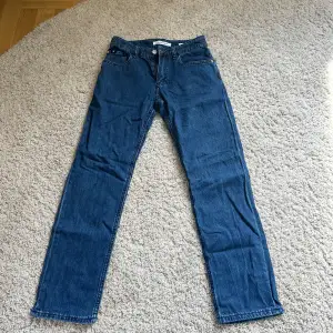 Snygga mörkblåa Jeans som är mycket i bra skick. Pris kan diskuteras vid snabb affär.