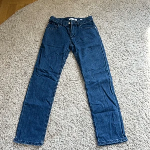 Calvin Klein Jeans - Snygga mörkblåa Jeans som är mycket i bra skick. Pris kan diskuteras vid snabb affär.