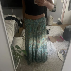 Lång kjol - Jätte jätte fin långkok med mönster. Passar perfekt nu i sommar. Nypris 599kr på en butik på Marstrand