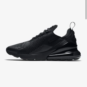Nike Air Max 270 - Nike air max 270 knappt använda och inga repor, finns ett litet hål som inte syns skriv för bilder och vid intresse, strl 38,5 för både dam och herr