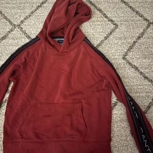 Röd Gant hoddie ❤️ - Skön och fin röd Gant hoddie i storlek 170 (15 years), bra skick 