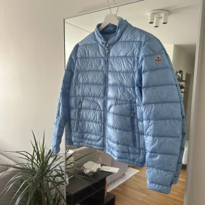 Moncler acorus baby blue - Säljer min pärla på den inte passar längre.   Storlek: 3 motsvarar M Cond: 9/10 Färg: baby blue 