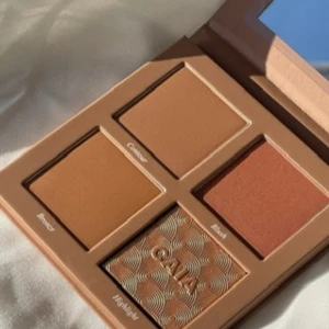 CAIA palett ”classy” - Säljer min oanvänd, oöppnad classy palett från Caia.💗 Kontakta, tryck ej på ”KÖP NU” knappen! Om du har andra frågor är det bara att ställa! Är tillbaka 15 augusti så kan posta då🥰