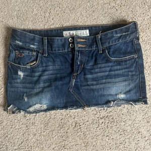 Lågmidjad jeanskjol - Så snygg! Nyskick med prislappen kvar, men tyvärr lite för liten för mig! Strl 3 vilket motsvarar S! Midja tvärs över 37cm, längd 29cm