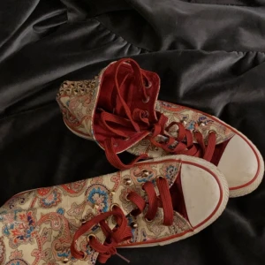 Sneakers  - Fina höstiga sneakers i converse format med nitar som inte säljs längre!😍 Säljer endast då dem är för stora😇