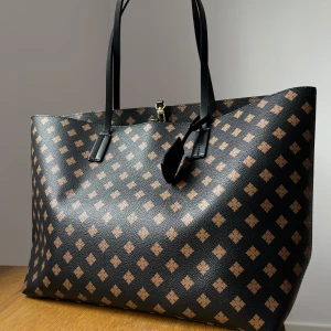 By Malene Birger väska  - Väldigt fin väska från By Malene Birger i modellen Abigail. Använd väldigt sparsamt, till få tillfälle, i utmärkt/ ny skick. Väskan har inga slitage, defekt heller fläck. Färg: Svart & brun. Nypris 2785 kr. Vid fler frågor och bilder hör av dig. 