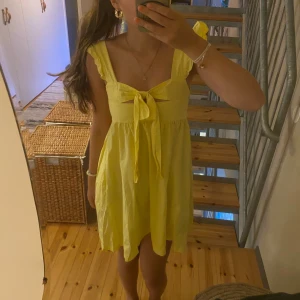 gul sommarklänning med rosett - supersöt gul sommarklänning i storlek 36 med dragkedja längs sidan🌟💛☀️