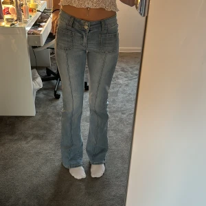 Lågmidjade bootcut jeans - Claire Bleach blue  - Lågmidjade jeans från madlady. Köpa ganska nyss men inte kommit till användning. Jeansen är i storlek : 36/tall (jag är 168) nypris 699 kr. Innerbens längd: 88 cm. Midjemått: 70-73 cm.
