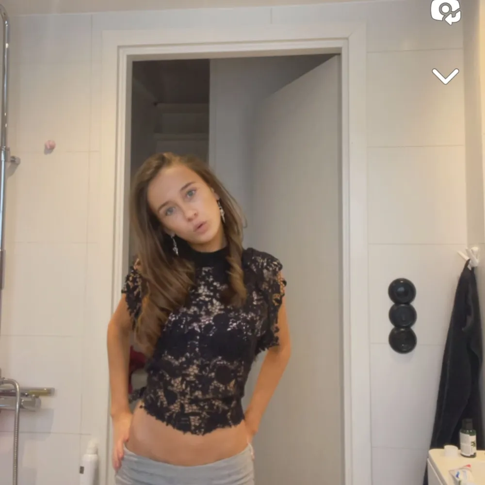 Jätte fin spetsteöja puff ärm går jätte bra att ha under en kort t-shirt eller bara så som den ❤️❤️❤️ny skick säljer för jag behöver pengar skriv för en snabb affär köptes här på plick ❤️. Toppar.