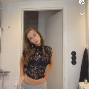 Jätte fin spetsteöja puff ärm går jätte bra att ha under en kort t-shirt eller bara så som den ❤️❤️❤️ny skick säljer för jag behöver pengar skriv för en snabb affär köptes här på plick ❤️