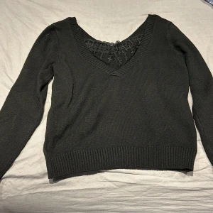 Svart tröja  - En svart tjocktröja men ändå tunn långärmad vite spets i v ringen har inget märkes storlek XS/S inget märke 