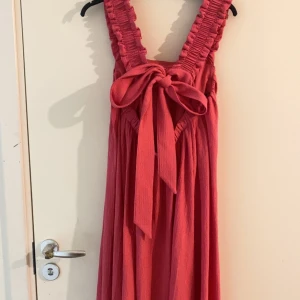 Lång råsa sommar klänning  - Bild 1=baksidan  Bild 2=framsida   Lång råsa sommar klänning, med tjock materia. Flowy, går att knyta hur man vill vid ryggen   29kr frakt 💕