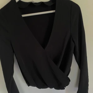Svart blus  - Oanvänd svart blus från Bik Bok. Superfin och bekväm. 
