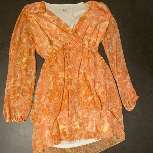 Orange klänning  - Säljer min jättefina lite glittriga klänning!! Köpte förra året men använt 2 gånger❤️❤️