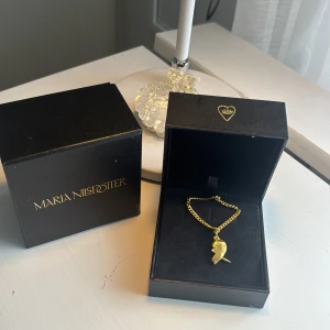Maria Nilsdotter halsband ( andra bilden blev skumt ljus!) - (Konstigt ljus)Säljer ena halvan av me and you necklace! Den guldiga! Köpte förra månaden men använder ej guld där av säljer jag 💗 äkthetsbwvis på baksidan av. Nypris: 4000 ungefär ! Skriv för mer bilder o frågor ! Pris är diskuterbart vid snabb köp 