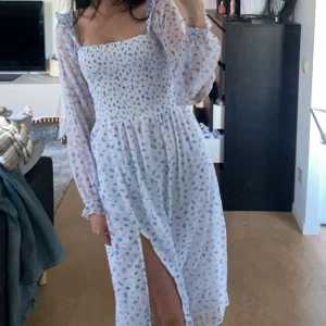 Blommig sommarklänning - Helt ny klänning från Vero moda, har tyvärr inte fått någon användning av den, bara testad på. Materialet och kvaliteten är bra så den är inte genomskinlig! 