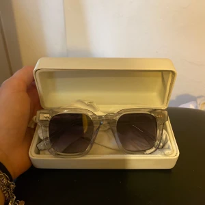 Grå Chimi solglasögon  - Säljer mina knappt använda grå Chimi solglasögon i modellen 04. Pris går att diskutera!