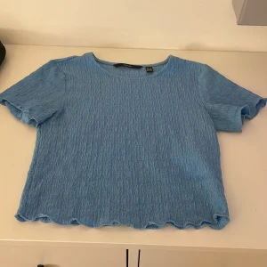 Topp vero moda - Supersöt tröja från vero moda🩵Bra skick och använd fåtal gånger. Hör av er för fler bilder💗