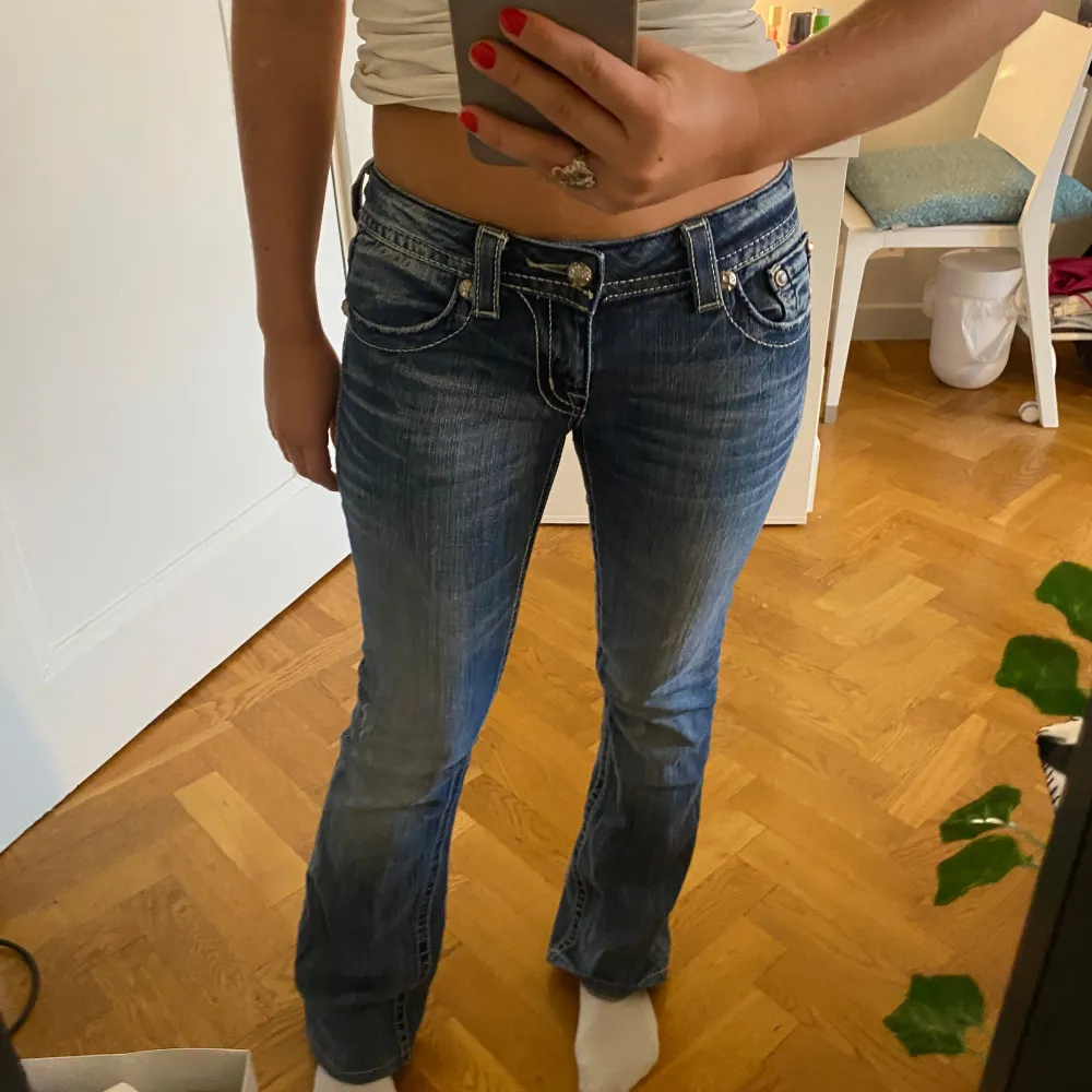 Skitsnygga lågmidjade Miss Me jeans i utsvängd modell🤩🤩 sitter som en SMÄCK! säljer då dom tyvärr inte kommer till användning lika ofta längre. Midjemått: 40 cm, innerbenslängd: 75 cm. Jag är 160 cm🩷. Jeans & Byxor.