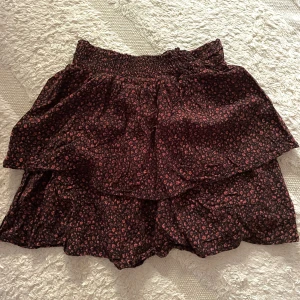 söt volangkjol - Så söt volangkjol, från subdued men köpt second hand och lappen har trillat av. Såå gulligt mönster med röda rosor och så skönt och luftigt material. Perfekt till skolstarten!! 💗💗