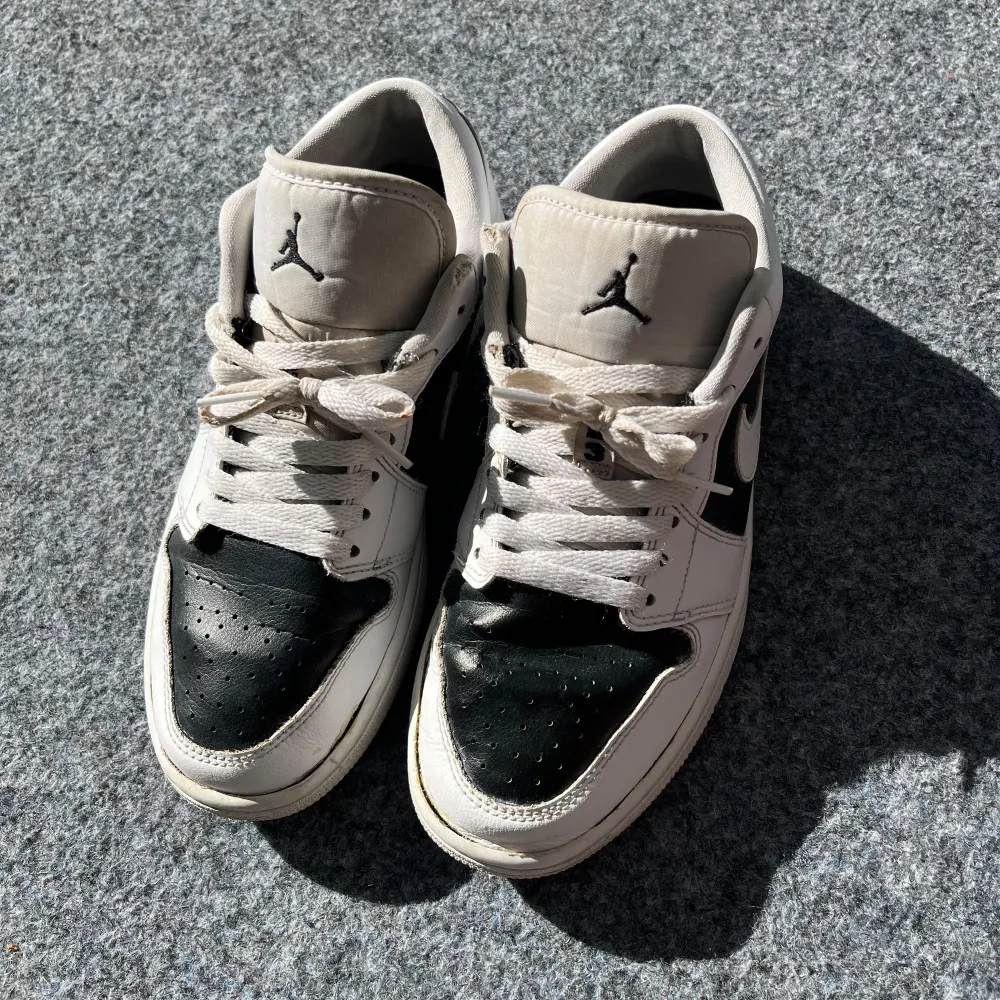 Jordan 1 low panda i storlek 40,5 box medföljer . Skor.