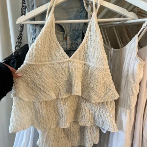 Vit volangblus från ginatricot - Super fin volangblus från ginatricot som är använd fåtal gånger. Blusen är strl L men passar någon me strl S. Säljer då den är för stor för mig. Skriv för fler bilder❤️