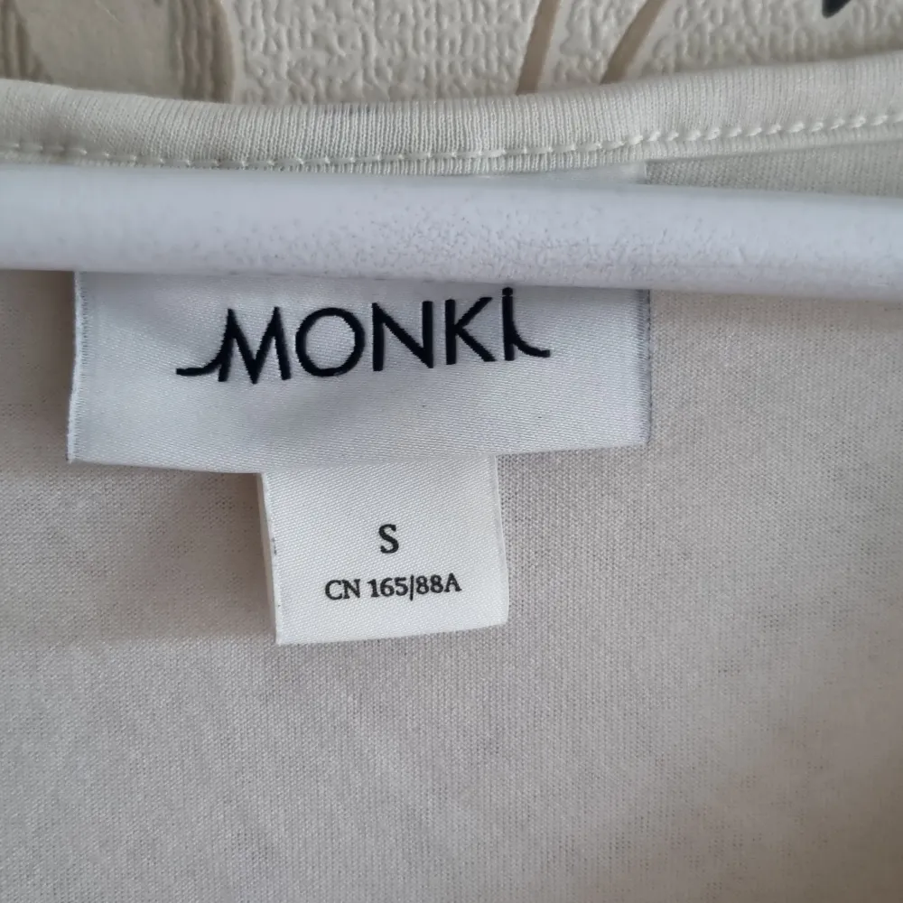 Monki vit spetsklänning storlek small.. Klänningar.