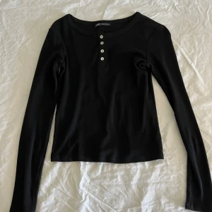 Svart topp med knappar - Svart söt topp med knappar från zara i storlek  S. Aldrig använd så den är i nyskick. Tunnt material och slimmad passform. Snygg till allt. Pris kan diskuteras ❤️