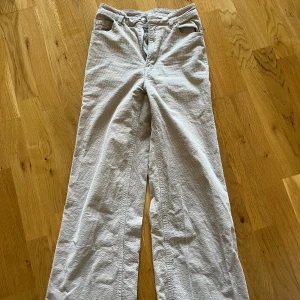 Manchester byxor - Beiga Manchester byxor, utsvängda i modellen ☺️