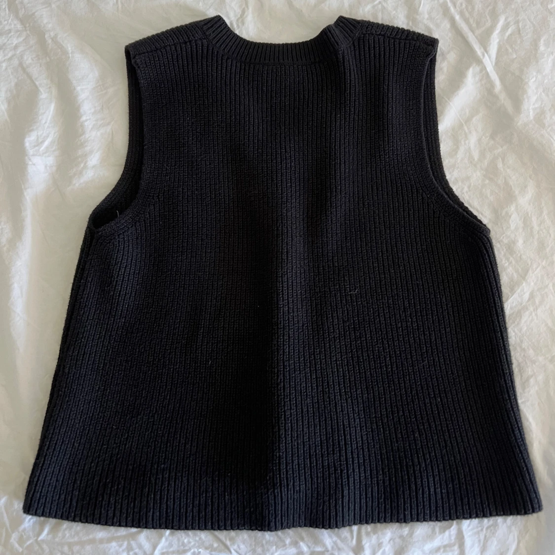 Svart stickad vest  - 90