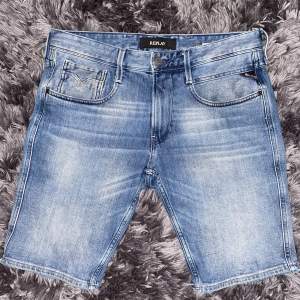 Säljer nu ett par Replay shorts i modellen anbass👖 kontra vanliga modellen sitter inte dessa like tajt! Vilket gör till en mer relaxed passform som är perfekt att ha till sommar! ☀️💸 Perfekt till en ljusare skjorta och våra moddels som släpps nästa V