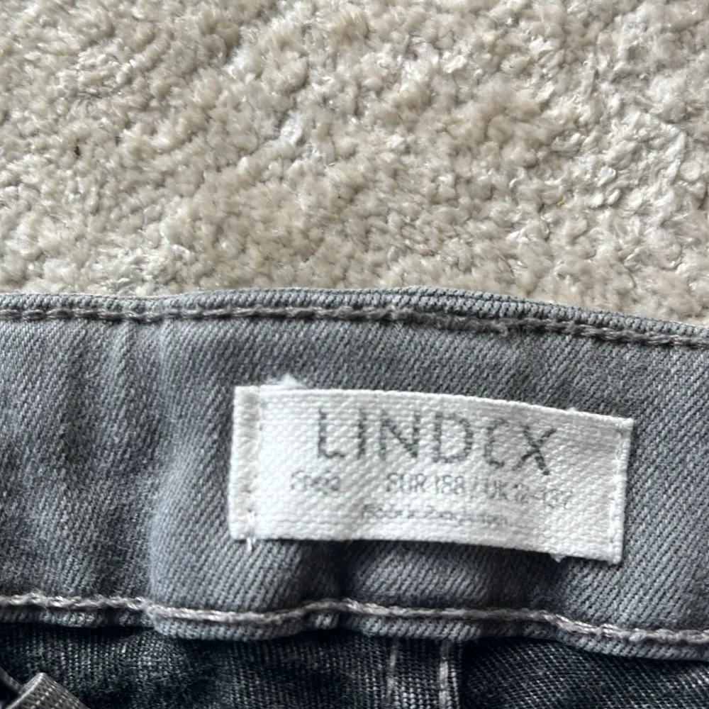 Dö snygg gråa jeans ifrån Lindex! Är i storlek 158 och är i super fint skick🫶 skriv för mer bilder eller info❤️. Jeans & Byxor.