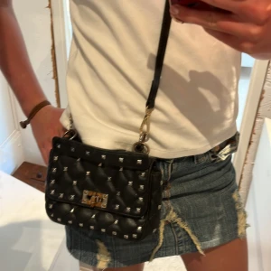 Valentino liknande väska - Intressekoll på denna så fina valentino liknande väska! Endast lite färg på metallen som lossnat🩷 skriv bud! Obs bandet ingår ej 
