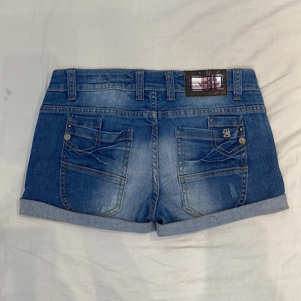 midja 39 plus stretch o sidlängd 26 cm ja e xs o de sitter bra men passar även S💕uppsydda feån ett par jeans!. Shorts.