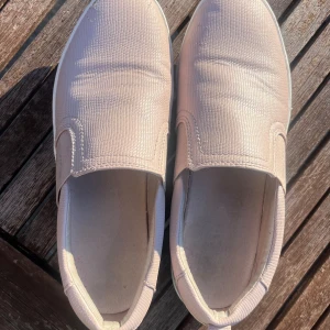 ROSA SKOR MED KROKODILMÖNSTER - Jättefina ljusrosa sneakers med krokodilmönster 🐊 på. Använda och är  bra omhändertagna. Skorna har små defekter i fram (se bilderna) annars superfint fint sick! Slutsålda och köpta för flera år sedan💕så så fina verkligen 🥺