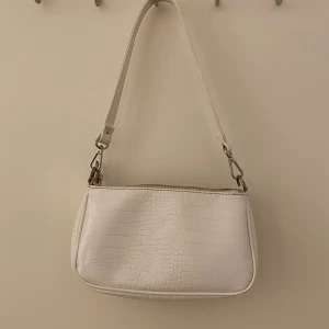 Handväska - En söt handväska köpt från Gina tricot, den är som ny💗