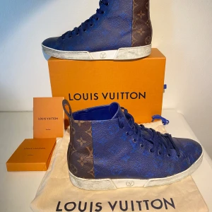 Louis Vuitton High Top Monograme Sneakers - Hej, säljer ett par snygga fräscha Louis Vuitton High-top sneakers med det klassiska mönstret. Använda en del men i dugligt skick. Strl 43. Nypris över 10k. Stilrena, bekväma & klassiska som går perfekt i alla lägen. Pris kan diskuteras. Hörs i DM! 