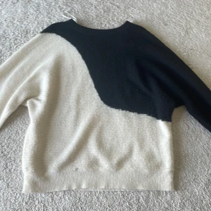 Jätte fin stickad tröja - Senhöst tröjan är i bra sckik men den jag en litet hål längst ner som knappast syns. Jag säljer den förnyat den är lite för stor