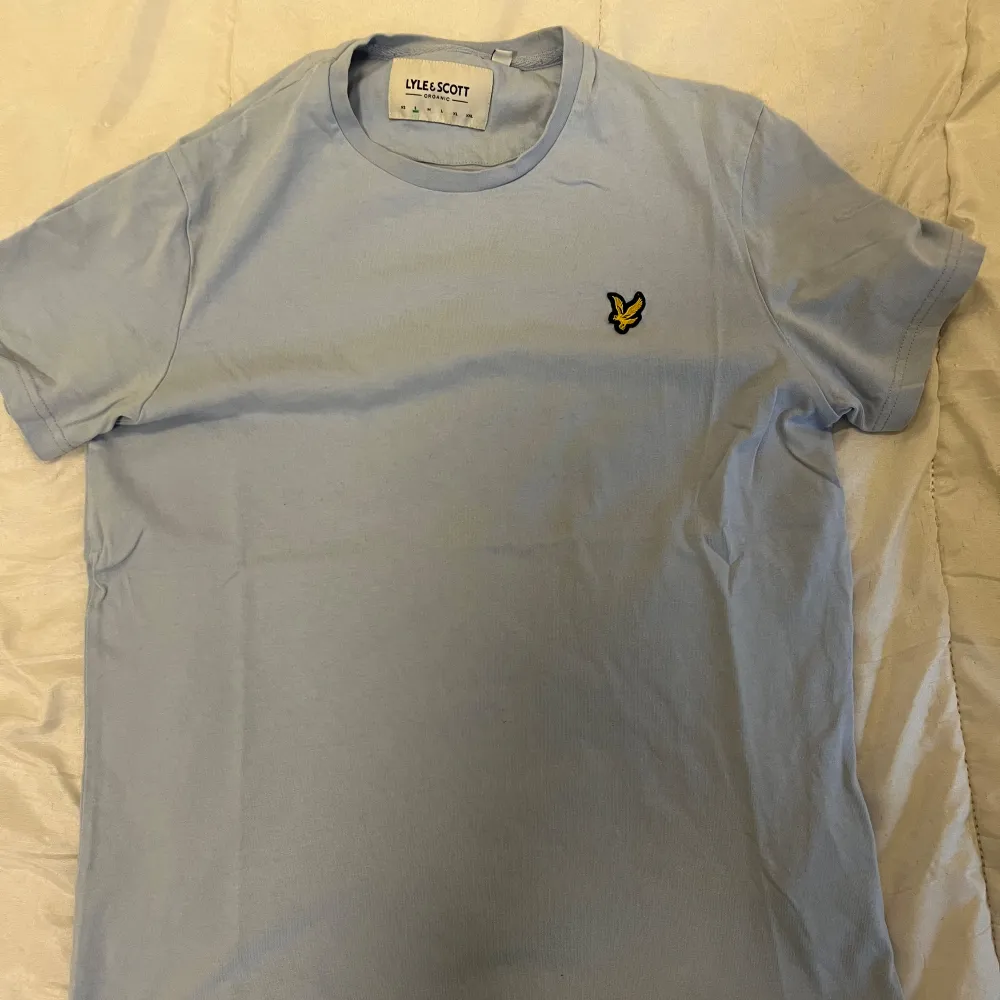 Säljer denna lyle and scott T-shirt i riktigt fin färg och är i nyskick . T-shirts.