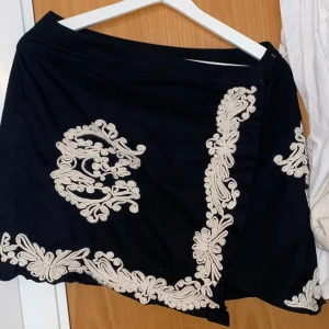 Svart kort kjol  - En jätte fin kort kjol som jag har använd 2-3 gånger . Storlek 38. Gärna kontant. Fraktar ej , möta upp helst i stan. 