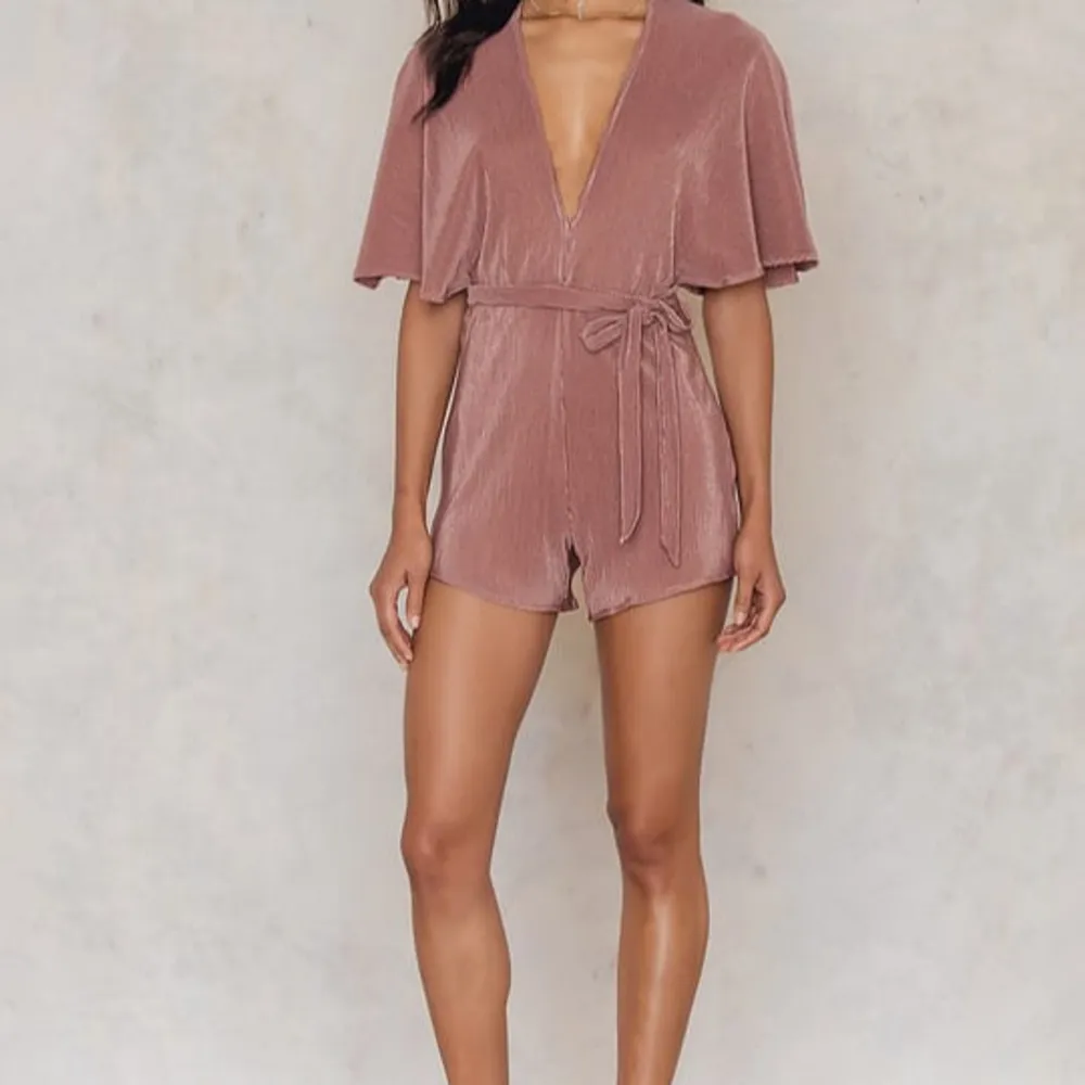 Playsuit från NAKD, passar XS/S. Nyskick, endast provad!. Blusar.