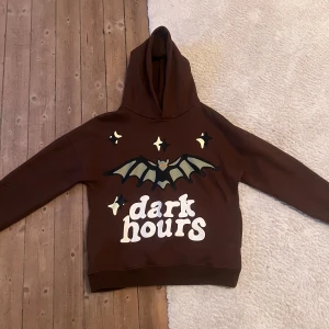 BROKEN PLANET | Dark Hours Hoodie - Har använts ett par gången men känner nu att det är dags att sälja den. Inga skador eller defekter, och den sitter precis som den ska för en L. Priset är inte hugget i sten 🪨 