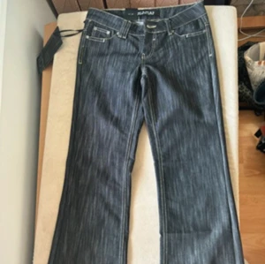 Lågmidjade jeans - Skit snygga lågmidjade bootcut jeans. Köpta secondhand men passade inte mig så har ingen bild med dom på. Helt nya med lappen kvar. 💕💕